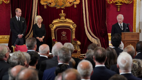 10/09/2022 Carlos III da su discurso durante la ceremonia en la que ha sido proclamado nuevo rey, bajo la atenta mirada de la reina Camila y el príncipe Guillermo