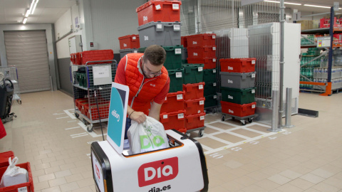 Un trabajador mete el pedido en el robot de reparto, en Alcobendas (Madrid), a 25 de octubre de 2022.