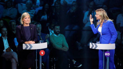 10/09/2022. La líder socialdemócrata, Magdalena Andersson, y Ebba Busch, representante de los Demócratas Cristianos, durante el debate electoral, a 8 de septiembre de 2022.