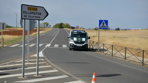 Un furgón de la Guardia Civil en la carretera de Argamasilla de Calatrava, a 26 de octubre de 2022, en Argamasilla de Calatrava