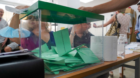 19/06/2022.- Urnas con las papeletas donde los andaluces ejercen su derecho al voto durante el día de las elecciones a la presidencia de la Junta de Andalucía a 19 de junio de 2022 en Sevilla. Eduardo Briones / Europa Press