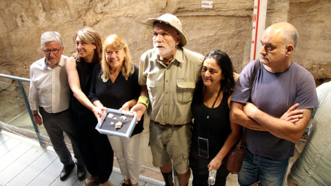 25/08/2022 - La consellera Garriga i Eudald Carbonell amb les restes humanes que han aparegut a l'Abric Romaní.