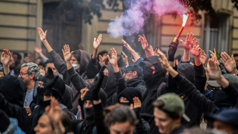 Un grupo de manifestantes encienden bengalas durante una movilización en París, a 18 de octubre de 2022.