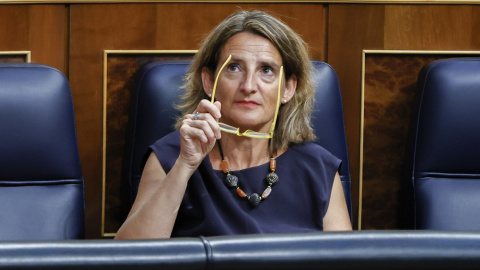 La vicepresidenta tercera y ministra de Transición Ecológica, Teresa Ribera durante la sesión extraordinaria en el Congreso de los Diputados, que ha aprobado las medidas de ahorro energético. EFE/ Mariscal