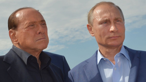 Imagen de archivo tomada el 11 de septiembre de 2015 con el presidente ruso Vladimir Putin y el ex primer ministro italiano Silvio Berlusconi en el puerto de Sebastopol, el Mar Negro.