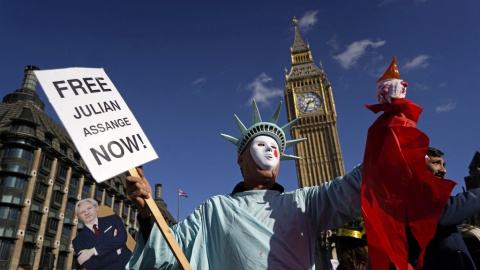 Manifestantes por la liberación de Julian Assange, en Londres, a 8 de octubre de 2022.