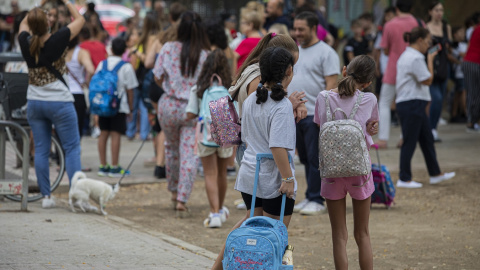 Alumnos del CEIP Escritor Alfonso Grosso de Sevilla durante el primer día de colegio. E.P./María José López