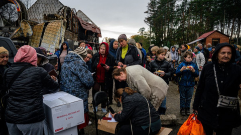 Residentes locales hacen fila para recibir alimentos y ayuda humanitaria en Svyatohirs'k, región de Donetsk, a 20 de octubre de 2022.