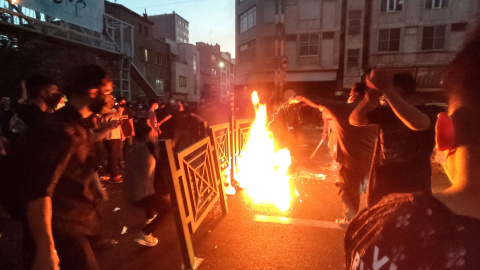 Protestas en Tehrán (Irán) por la muerte de una joven detenida por llevar mal puesto el velo.