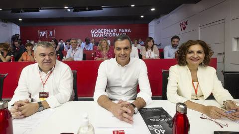 19/8/22 Pedro Sánchez, entre el secretario de Organización del PSOE, Santos Cerdán; y la ministra de Hacienda y Función Pública, María Jesús Montero, durante la reunión del comité federal el pasado 23 de julio en Madrid.