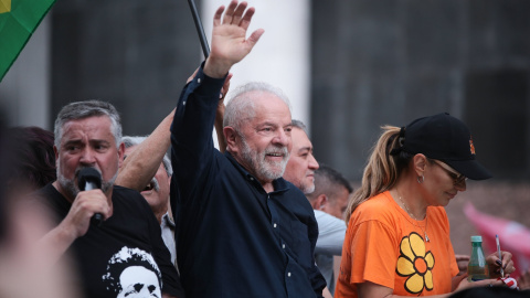 El expresidente brasileño y candidato presidencial por el Partido de los Trabajadores Lula da Silva (C) participa en un mitin de campaña, antes de la segunda vuelta de las elecciones en Brasil
