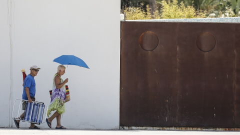 19/08/2022. Bañistas se dirigen a la Playa de la Malvarrosa, a 12 de agosto de 2022, en Valéncia.
