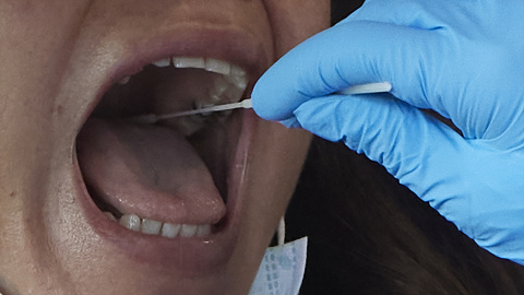 Una sanitaria le realiza la prueba PCR a una mujer. Imagen de Archivo.