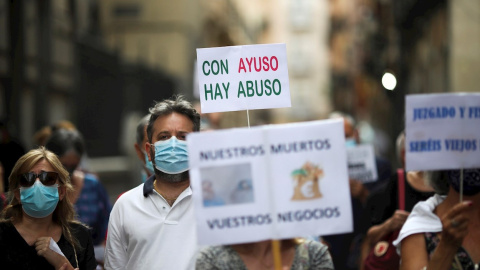 Decenas de personas convocadas por la Asociación Plataforma por la Dignidad de las personas Mayores se manifiestan este martes 15 de junio contra Ayuso por su gestión de las residencias