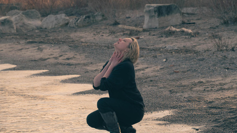 Fotograma de una escena de 'El cuento de la criada' con su protagonista, interpretada por Elisabeth Moss