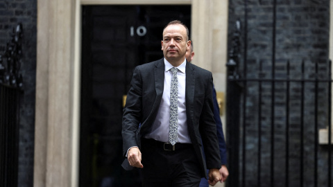 26/10/2022-El secretario de Estado británico para Irlanda del Norte, Chris Heaton-Harris, camina fuera del número 10 de Downing Street el día de la reunión del gabinete, en Londres, Gran Bretaña, el 26 de octubre de 2022.