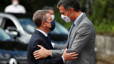 El presidente de Castilla-La Mancha, Emiliano García Page, junto al presidente del Gobierno, Pedro Sánchez, en una imagen de archivo.