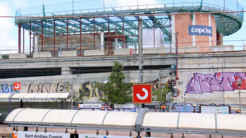 03/06/2021 - Una imatge d'arxiu de l'any passat de l'estació de Sant Andreu Comtal, amb les obres de la nova al fons.