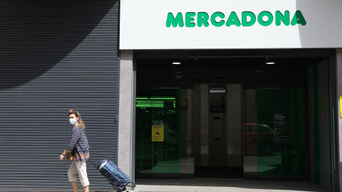 Una clienta sale de hacer la compra en Mercadona. Imagen de Archivo.
