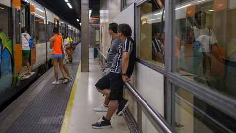 Viajeros esperan la llegada de un tren en uno de los andenes de la estación de Sants, a 9 de septiembre de 2022, en Barcelona, Catalunya (España).