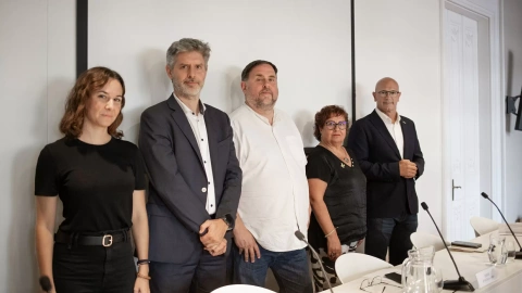 El abogado Andreu Van den Eynde (2i); el presidente de ERC, Oriol Junqueras (c); la exconsejera de la Generalitat Dolors Bassa (2d), y el exconseller Raül Romeva (1d) posan en la presentación de la estrategia de ERC en el TEDH de Estrasburg