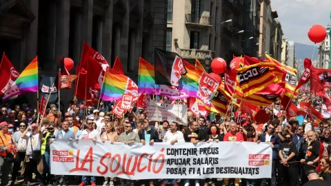 01/05/2022 - La capçalera de la manifestació de CCOO i UGT amb motiu d'aquest 1 de maig, que ha omplert la Via Laietana.