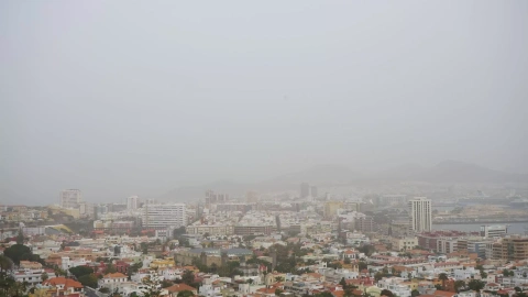 a calima visible desde el Puerto Arenales de Las Palmas de Gran Canaria, a 13 de febrero de 2023