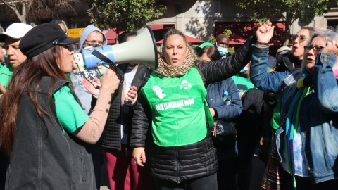 Manifestants de la PAH llancen proclames en una protesta contra la Sareb.