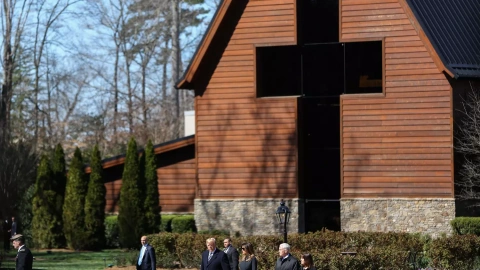 Imagen de archivo de Donald Trump durante el funeral del reverendo Billy Graham, voz histórica del evangelismo.