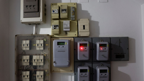 Contadores de electricidad en un bloque de viviendas en la localidad malagueña de Ronda. REUTERS/Jon Nazca