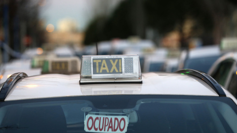 Madrid durante la primera jornada de la huelga indefinida de los taxistas que se unen a la iniciada el viernes por el sector del taxi de Barcelona | EFE