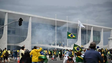 Seguidores de Bolsonaro invaden el Congreso de Brasil en Brasilia.