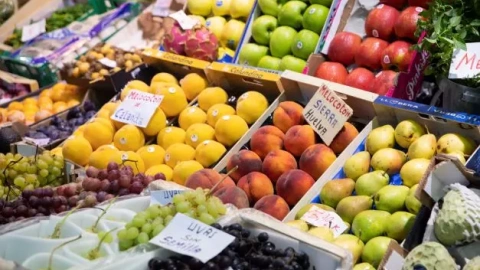Detalle de un puesto de frutas en el mercado de abastos de Triana. A 13 de septiembre de 2022, en Sevilla.
