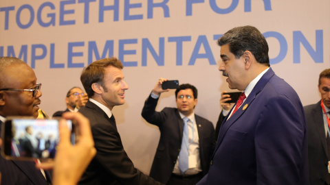 El presidente francés, Emmanuel Macron (izquierda), saludo al presidente de Venezuela, Nicolás Maduro (derecha), en la Cumbre del Clima de , Sharm El-Sheikh, Egipto.
