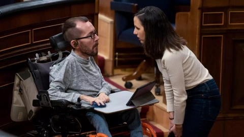 09/02/2023.- La ministra de Derechos Sociales, Ione Belarra, conversa con el portavoz de Unidas Podemos, Pablo Echenique, a su llegada al pleno del Congreso de los Diputados este jueves. EFE/ Fernando Villar