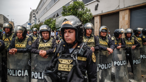 Varios policías vigilan a simpatizantes del presidente de Perú, Pedro Castillo, en Lima.