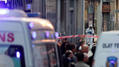 Un técnico forense sostiene una cámara en la escena después de una explosión en la concurrida calle peatonal Istiklal en Estambul, Turquía.