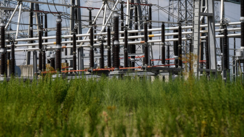Vista de una subestación de distribución de electricidad de Red Eléctrica en la localidad madrileña de San Sebastián de los Reyes. AFP/Óscar del Pozo