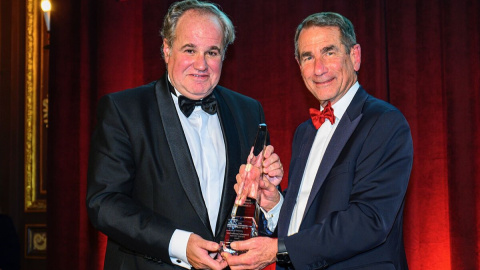 El presidente ejecutivo de Damm y presidente de DISA, Demetrio Carceller (izda), recibe el premio al 'Líder Empresarial del Año' de manos del presidente del Consejo de Administración de la Cámara de Comercio España-Estados Unidos, Alan Solo