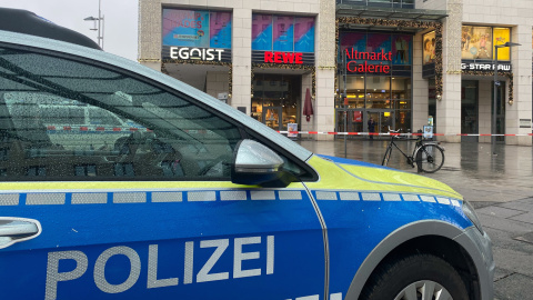 Fotografía de un coche policial frente al centro comercial en el que se ha activado el operativo policial, en Dresde, Alemania.