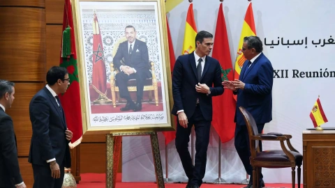 El presidente del Gobierno, Pedro Sánchez, junto al primer ministro de Marruecos, Aziz Ajanuch, en el cierre de la Reunión de Alton Nivel entre ambos países celebrada en Rabat.