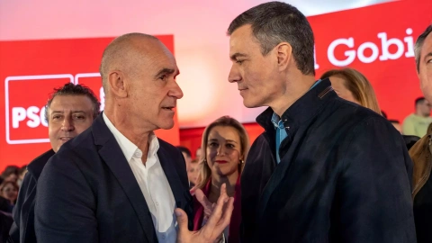El alcalde de Sevilla, Antonio Muñoz, dialoga con el presidente de gobierno de España Pedro Sánchez. Archivo.