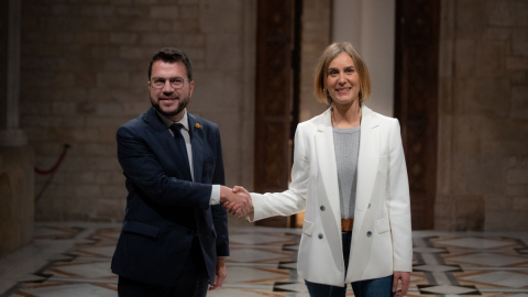 Pere Aragonès, y la líder de los Comuns en el Parlament, Jéssica Albiach, firman un acuerdo para poder aprobar los Presupuestos de la Generalitat para 2023, en el Parlament de Catalunya, a 14 de diciembre de 2022, en Barcelona.