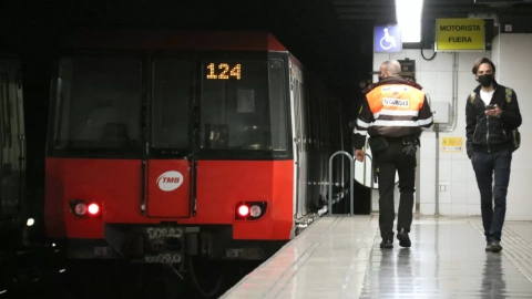 27/04/2022 - El Metro de Barcelona a l'estació de Fondo.