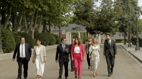 Els consellers i ministres Joan Ignasi Elena, Isabel Rodríguez, Félix Bolaños, Miquel Iceta, Laura Vilagrà, Natàlia Garriga, Yolanda Díaz i Roger Torrent, de camí a la reunió de la taula de diàleg.