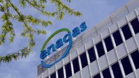 El logo de Enagas, en lo alto del edificio de su sede en Madrid.