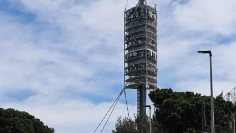 La torre de Collserola, diseñada por Norman Foster e inaugurada por los Juegos Olímpicos de Barcelona en 1992. Pepe Carvalho se quejó de que por culpa de la torre de Collserola su teléfono hacía interferencias.
