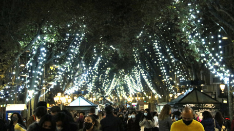 La Rambla de Barcelona, amb l'enllumenat de Nadal encès.