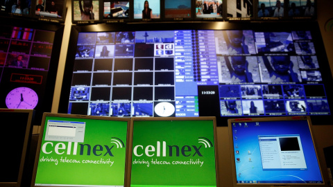 El logo del operador de torres de telecomunicaciones Cellnex en sendas pantallas de ordenador en la sala de control de Torrespaña; donde está el popular 'Piruli'. REUTERS/Sergio Perez