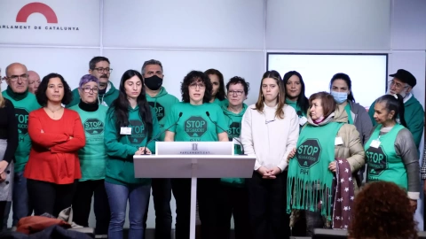 Representants de la PAH durant una roda de premsa al Parlament.